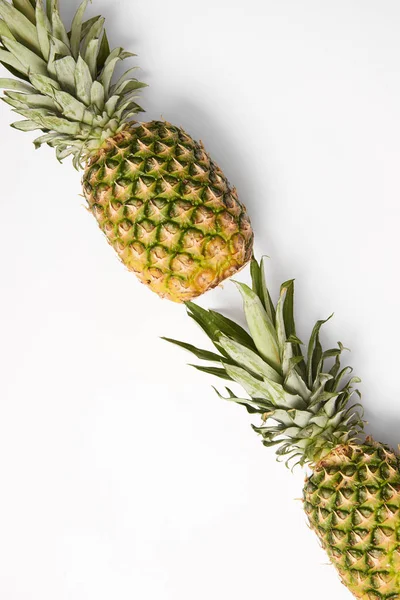 Vue de dessus de délicieux ananas jaunes sur fond blanc — Photo de stock