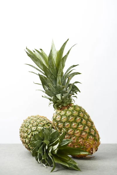 Deliziosi e dolci ananas isolati su bianco — Foto stock