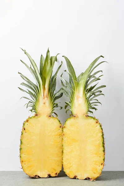 Moitiés d'ananas doux jaune isolé sur blanc — Photo de stock