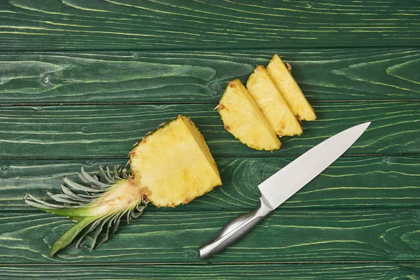 Vue du dessus de l'ananas mûr tranché sur une table en bois vert — Photo de stock