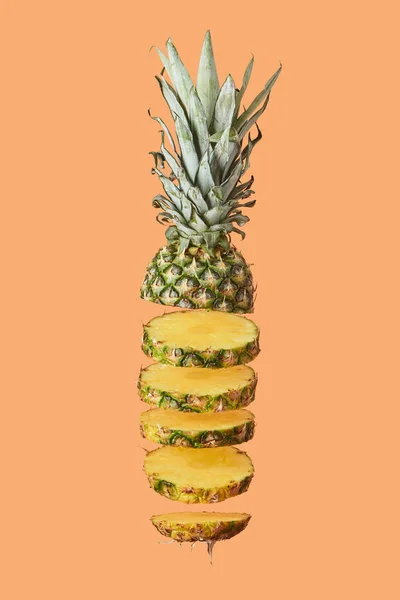 Tranches savoureux ananas bio isolé sur orange — Photo de stock