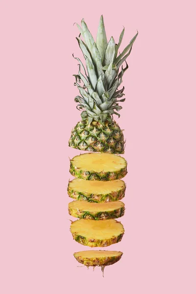 Ananas bio sucré tranché isolé sur rose — Photo de stock