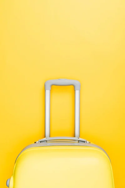 Вид зверху Дорожня сумка з ручкою на жовтому фоні — стокове фото
