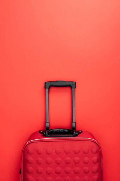 Vista superior de la bolsa de viaje con asa aislada en rojo - foto de stock