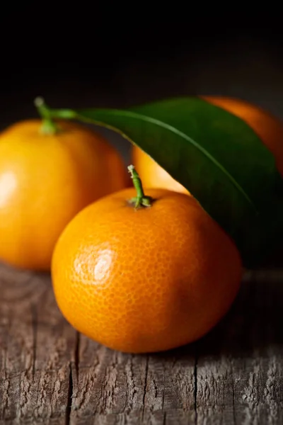 Fuoco selettivo di mandarini saporiti su tavolo di legno — Foto stock