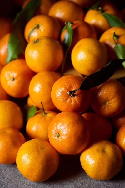 Selective focus of sweet orange tangerines with green leaves — Stock Photo