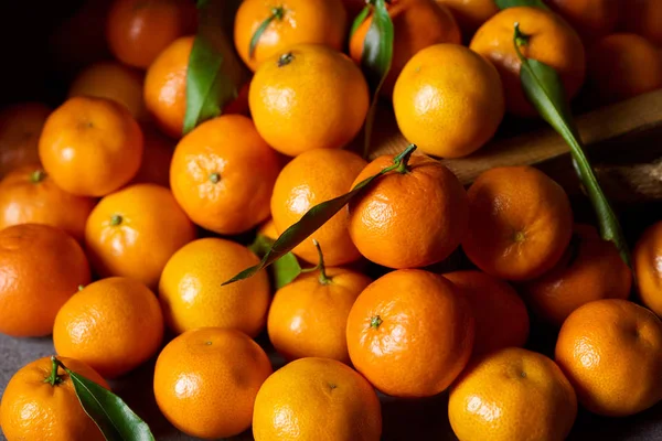 Selective focus of sweet tangerines with green leaves — Stock Photo