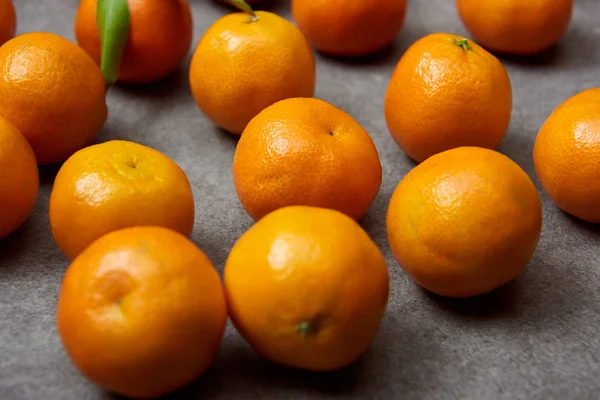 Foco seletivo de tangerinas orgânicas na tabela cinzenta — Fotografia de Stock