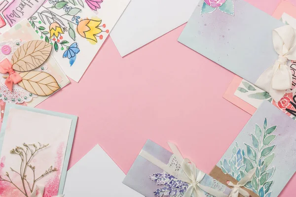 Diversi biglietti di auguri della giornata delle madri su sfondo rosa con spazio di copia — Foto stock