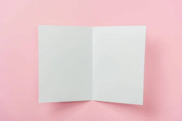 White blank greeting card on pink background with copy space — Stock Photo