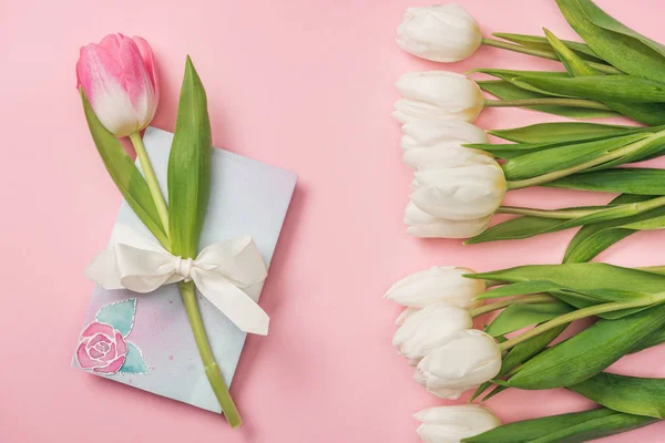 Tulipano rosa, biglietto di auguri per la festa della mamma e tulipani bianchi su sfondo rosa — Foto stock
