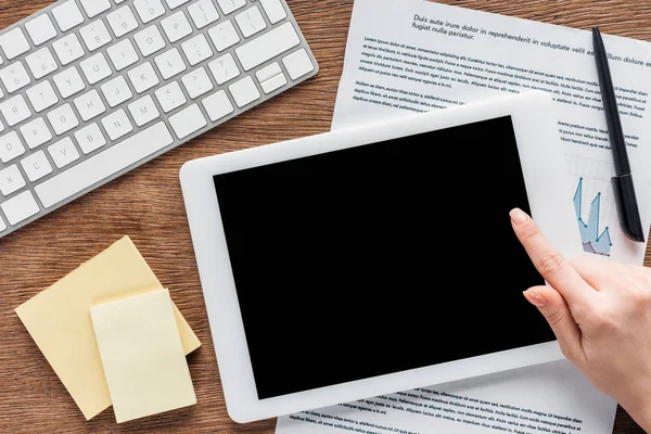 Vue partielle de la femme utilisant une tablette numérique avec écran blanc sur le lieu de travail — Photo de stock