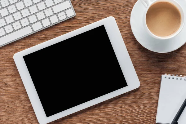 Draufsicht auf digitales Tablet mit leerem Bildschirm, Tastatur und Kaffeetasse auf Holzhintergrund — Stockfoto