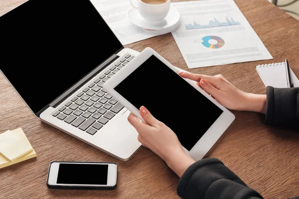 Vista parcial da mulher segurando tablet digital com tela em branco no local de trabalho — Fotografia de Stock