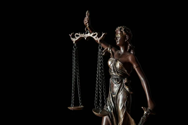 Close up de estatueta de bronze com escalas de justiça isoladas em preto — Fotografia de Stock