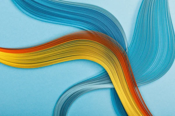 Разноцветные яркие абстрактные линии на синем фоне — стоковое фото