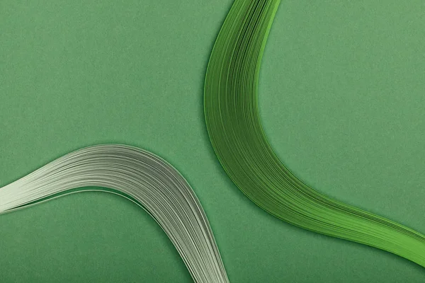Крупным планом серых и зеленых абстрактных линий на зеленом фоне — стоковое фото