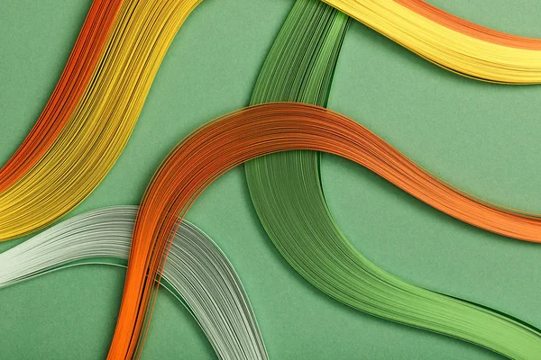 Primer plano de líneas abstractas brillantes multicolores sobre fondo verde - foto de stock