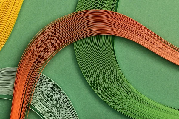 Primer plano de líneas multicolores sobre fondo verde - foto de stock