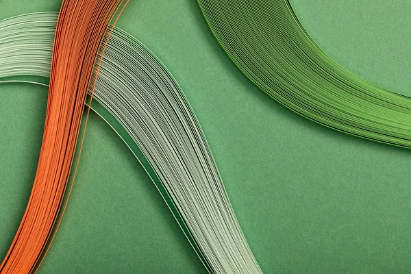 Nahaufnahme farbenfroher abstrakter Linien auf grünem Hintergrund — Stockfoto