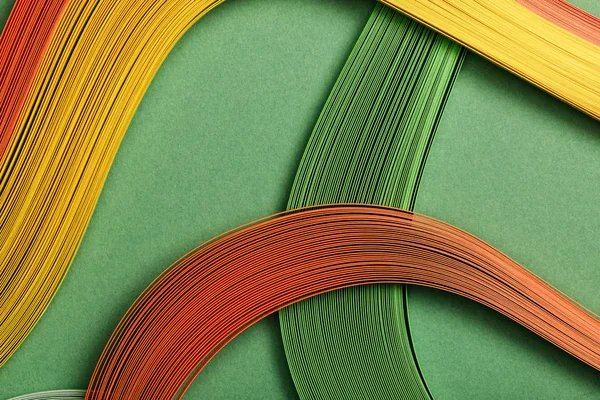 Primo piano di linee astratte multicolori su sfondo verde — Foto stock