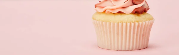 Tiro panorâmico de cupcake doce com creme na superfície rosa — Fotografia de Stock