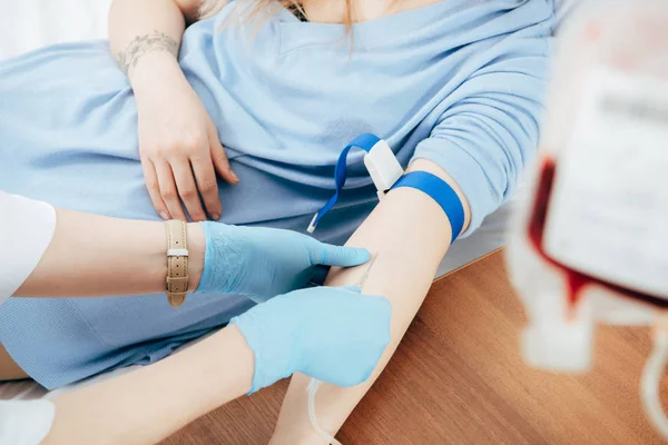 Ausgeschnittene Ansicht eines Arztes in Latexhandschuhen bei der Spritze im Krankenhaus — Stockfoto