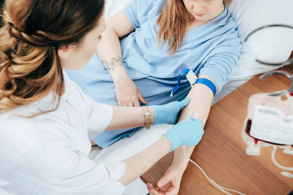 Vista ritagliata del medico in guanti di lattice che fa l'iniezione in ospedale — Foto stock