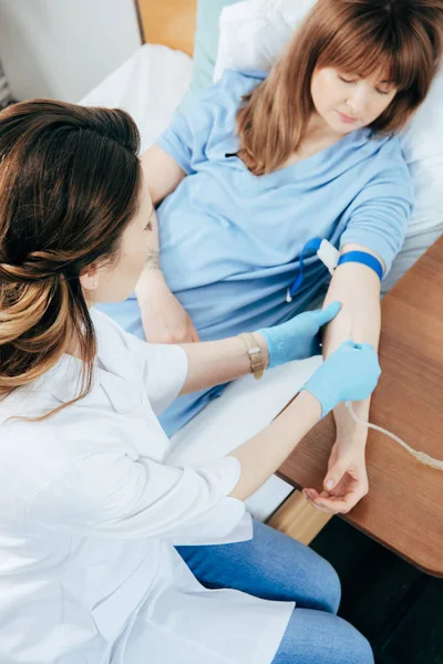 Ausgeschnittene Ansicht eines Arztes in Latexhandschuhen bei der Spritze im Krankenhaus — Stockfoto