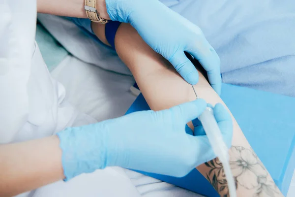 Ausgeschnittene Ansicht eines Arztes in Latexhandschuhen bei der Spritze im Krankenhaus — Stockfoto