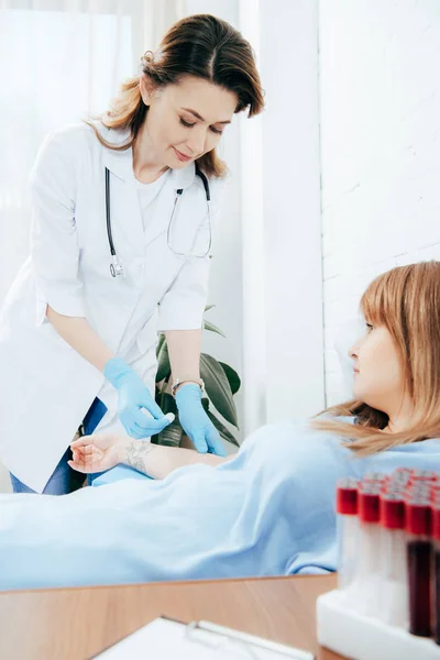 Arzt bereitet Spender auf Blutspende im Krankenhaus vor — Stockfoto