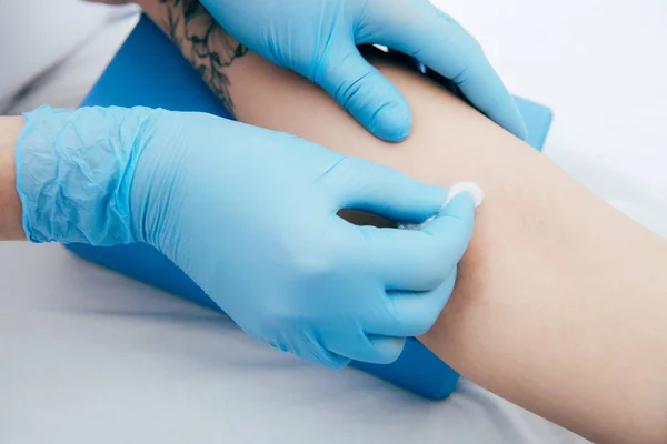 Visão parcial do médico em luvas de látex preparando o paciente para injeção — Fotografia de Stock