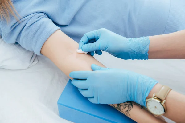 Visão cortada do médico preparando doador para doação de sangue — Fotografia de Stock