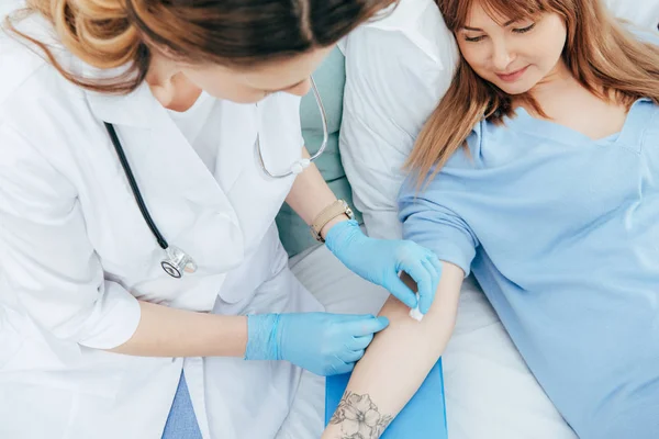 Ausgeschnittener Blick auf Arzt, der Spender auf Blutspende vorbereitet — Stockfoto