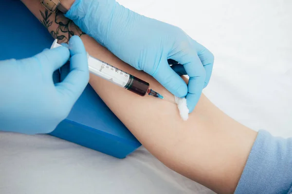 Обрізаний вид донора і лікаря зі шприцом отримання зразка крові — стокове фото
