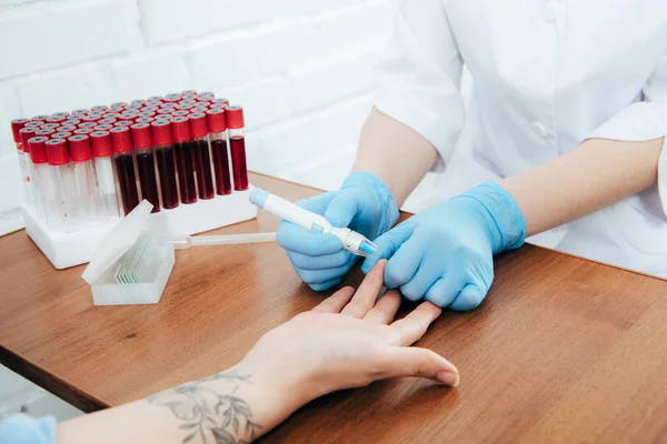 Vista cortada do doador e médico obtenção de amostra de sangue — Fotografia de Stock