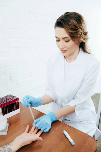Обрезанный взгляд донора и врача на получение образца крови — стоковое фото