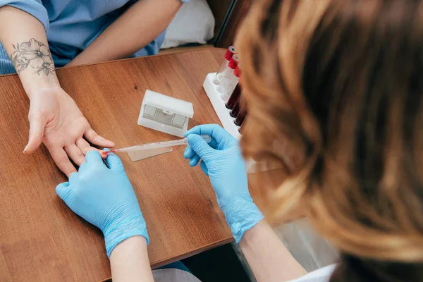 Vista cortada do doador e médico obtenção de amostra de sangue — Fotografia de Stock