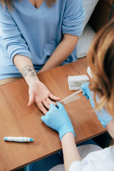 Vista cortada do doador e médico obtenção de amostra de sangue — Fotografia de Stock