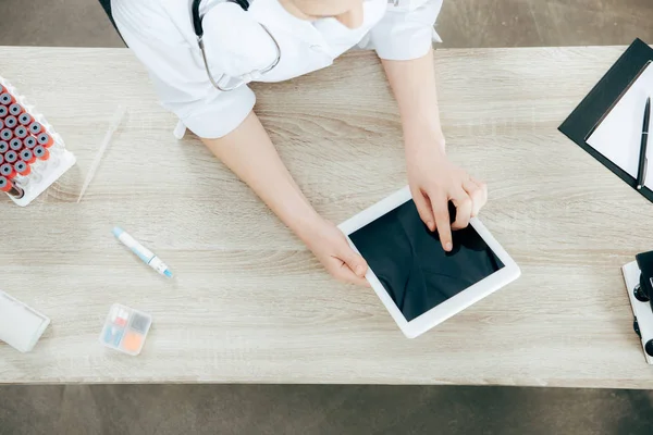 Vista aerea del medico in camice bianco utilizzando tablet digitale con schermo bianco — Foto stock