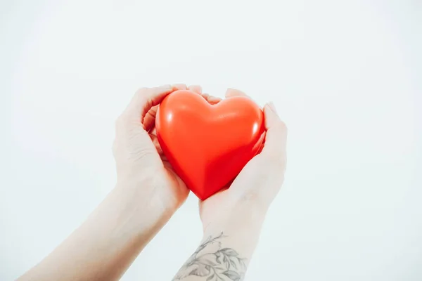 Vista cortada de mulher segurando coração de plástico isolado em branco — Fotografia de Stock