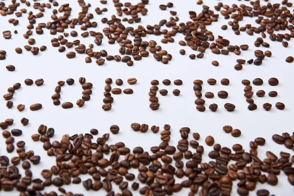 Lettrage de café fait de grains de café sur fond blanc — Photo de stock