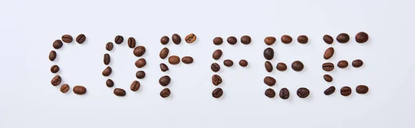 Colpo panoramico di lettering caffè fatto di chicchi di caffè su sfondo bianco — Foto stock