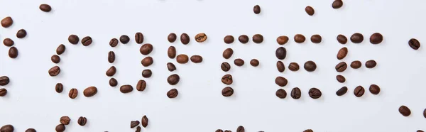 Tiro panorâmico de lettering café feito de feijão no fundo branco — Fotografia de Stock