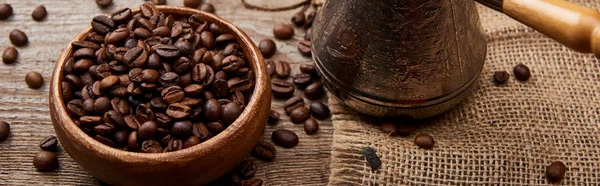 Plan panoramique de cezve près de grains de café dans un bol sur fond en bois — Photo de stock