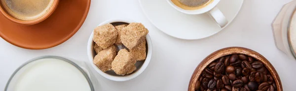 Draufsicht auf Kaffee mit Milch und braunem Zucker auf weißem Hintergrund, Panoramaaufnahme — Stockfoto
