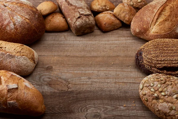 Свіжі запечені хліби хліба на дерев'яному сільському столі з копією простору — стокове фото