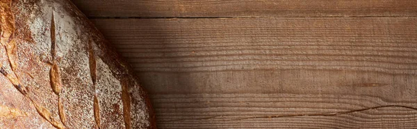 Вид свежего хлеба на деревянный стол, панорамный снимок — стоковое фото