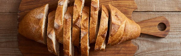 Top view of slices of white bread on wooden chopping board, panoramic shot — Stock Photo