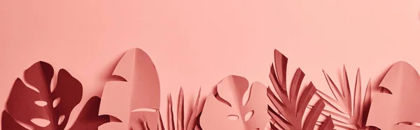 Draufsicht auf papiergeschnittene Palmblätter auf rosa Hintergrund, Panoramaaufnahme — Stockfoto